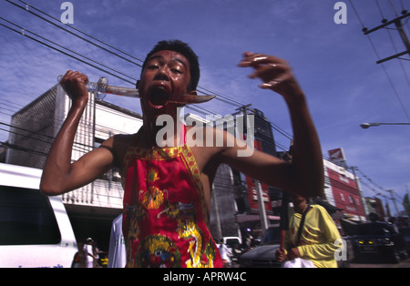 Selbst foltern Geist Medium während Vegetarian Festival in Phuket Thailand Stockfoto