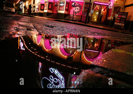 Reflexion des Piccadilly Theatre in Soho, London Stockfoto