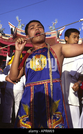 Selbst foltern Geist Medium während Vegetarian Festival in Phuket Thailand Stockfoto