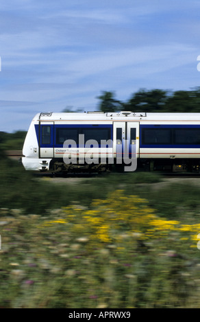 Chiltern Railways Diesel trainieren bei Geschwindigkeit, Warwickshire, England, UK Stockfoto