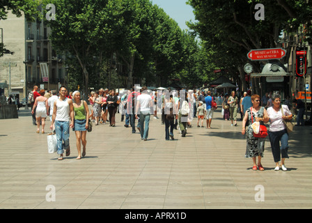Barcelona Menschen darunter Touristen schlendern entlang des Baums gesäumt Las Ramblas Stockfoto