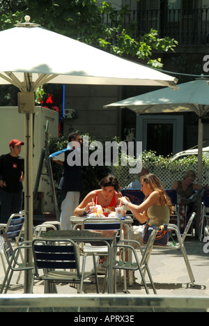 Barcelona-Menschen an Stehtischen Outdoor-Pflaster auf den Las Ramblas Stockfoto