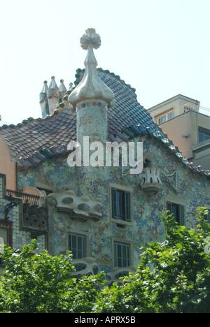 Barcelona Casa Batllo Nahaufnahme von Schornsteinen und Dacheindeckung durch den Architekten Antoni Gaudí Spanien Stockfoto