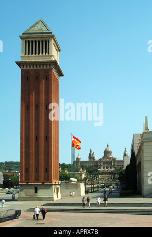 Barcelona Museu Nacional D Art flankiert von Platz hoher Turm Stockfoto