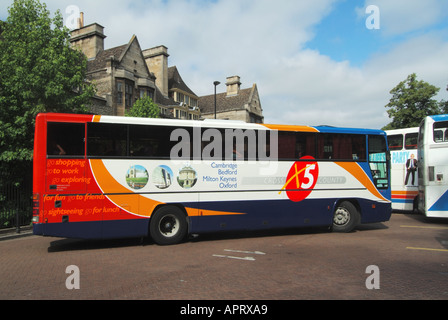 Cambridge Town Eindecker rot weiß & blau Reisebusbus am Busbahnhof, der drei weitere Städte Bedford Milton Keynes und Oxford England verbindet Stockfoto