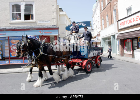 Brauerei-Shire-Pferde und Wagen im Stadtzentrum von Devizes Wiltshire Stockfoto