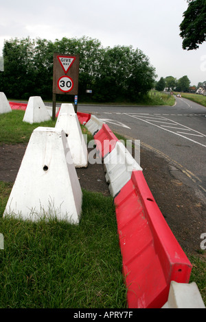 Temporäres Parken Beschränkungen Grünstreifen am Steinkreis von Avebury in Form von Kunststoff-Schranke und Beton Poller Stockfoto