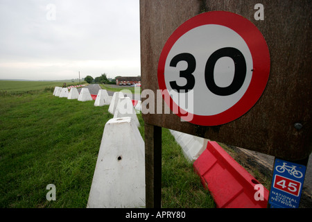 Temporäres Parken Beschränkungen Grünstreifen am Steinkreis von Avebury in Form von Kunststoff-Schranke und Beton Poller Stockfoto