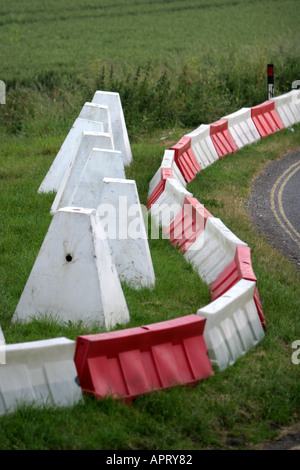 Temporäres Parken Beschränkungen Grünstreifen am Steinkreis von Avebury in Form von Kunststoff-Schranke und Beton Poller Stockfoto
