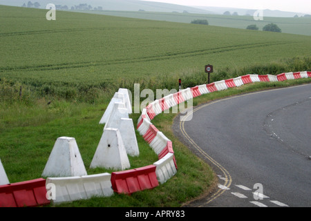Temporäres Parken Beschränkungen Grünstreifen am Steinkreis von Avebury in Form von Kunststoff-Schranke und Beton Poller Stockfoto