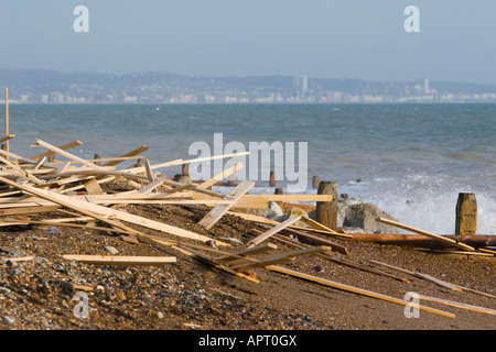 Holzplanken auf Worthing Strand Stockfoto