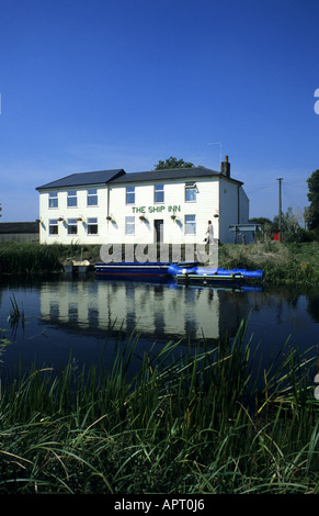 Die Ship Inn und Old Bedford River, Garnhaspel Brücke, in der Nähe von Manea, Cambridgeshire, England, UK Stockfoto