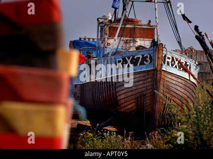 Ein Fischerboot am Strand von Hastings. Fangquoten bedrohen die Zukunft der Fischer im Vereinigten Königreich. Bild von Jim Holden. Stockfoto