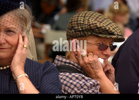 Damen mit den Fingern in den Ohren bei Goodwood Motor Racing Circuit. Bild von Jim Holden. Stockfoto