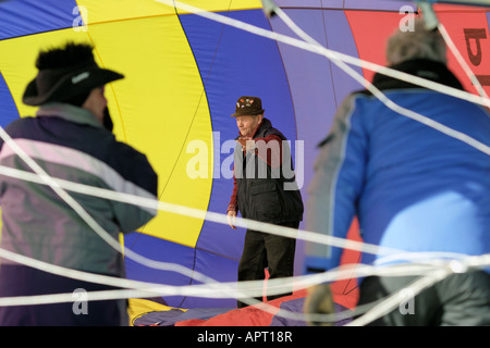 Chef Regie Heißluft Ballooners bei der Vorbereitung der Aufblasen des Ballons Stockfoto