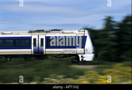 Chiltern Railways Diesel trainieren bei Geschwindigkeit, Warwickshire, England, UK Stockfoto