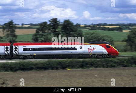 Jungfrau Pendolino elektrischer Zug Geschwindigkeit zwischen Coventry und Rugby, England, UK Stockfoto