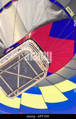 Blick von unten auf einem Heißluftballon ausziehen Stockfoto