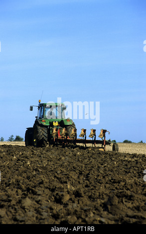 John Deere 7810 Traktor Pflügen Stoppeln Field, Leicestershire, England, UK Stockfoto