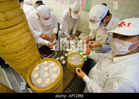 Xiaolongbao oder Schweinefleisch Knödel Umhüllung im Dintaifung Restaurant Taipeh Stockfoto