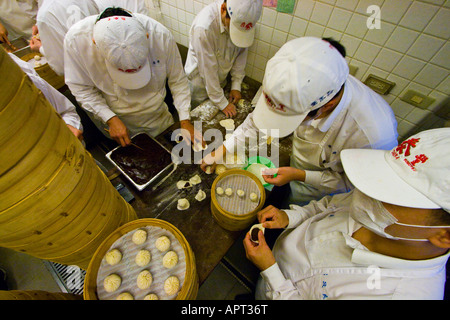 Xiaolongbao oder Schweinefleisch Knödel Umhüllung im Dintaifung Restaurant Taipeh Stockfoto