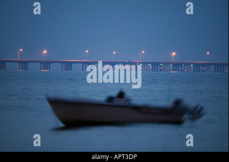 Boote vor Chesapeake Bay Bridge Tunnel in der Abenddämmerung Virginia Beach, Va Stockfoto