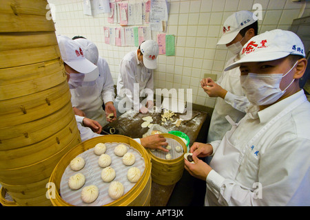 Xiaolongbao oder Schweinefleisch Knödel Umhüllung im Dintaifung Restaurant Taipeh Stockfoto