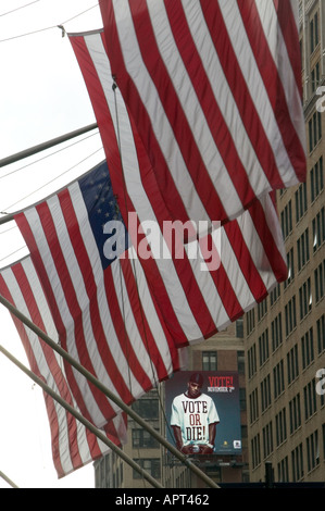 Stimmen Sie oder sterben Sie Pre Präsidentschaftswahlkampf 2004 und US-Flaggen auf einer Straße in New York USA, Januar 2005 Stockfoto