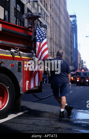 FDNY Feuerwehr steht Feuerwehrauto in New York City USA September 2004 Stockfoto