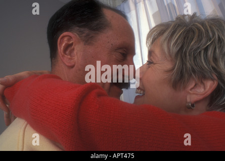 Mittleren Alters liebevolle Umarmung Stockfoto