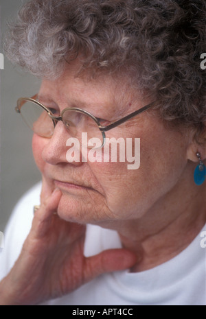 Depressive ältere Frau Stockfoto