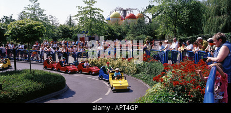 Kinder spielen auf Spielzeugautos im Legoland, Windsor, England Stockfoto