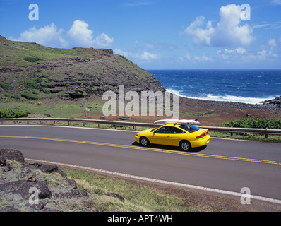Ein Tourist Mietwagen navigiert der kurvenreichen Landstraße, die Röcke der Norden von Maui Stockfoto