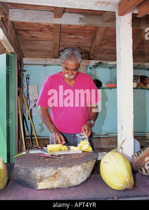 Porträt einer lokalen hawaiian Mann schneiden Ananas in ein kleines Dorf auf dem Honokohau-Tal auf der nördlichen Küste von Maui Stockfoto