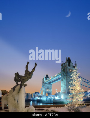 GB - LONDON: Weihnachtszeit an der Tower Bridge Stockfoto