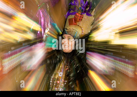 Frau verkleidet im Karneval Kostüm im Casino mit Spielautomaten im Hintergrund Stockfoto