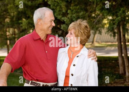 Mann und Frau posiert auf Golfplatz Stockfoto