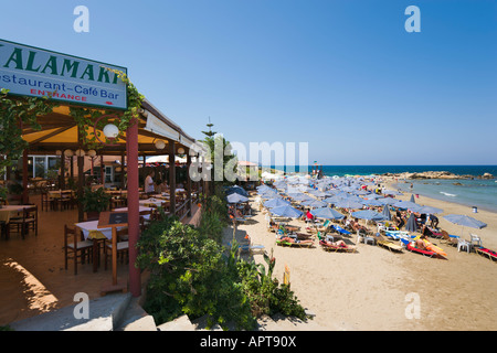 Strand und Restaurant in der Nähe des Resorts am Strand im Zentrum, Nea Kydonia, in der Nähe von Chania, Kreta, Griechenland Stockfoto