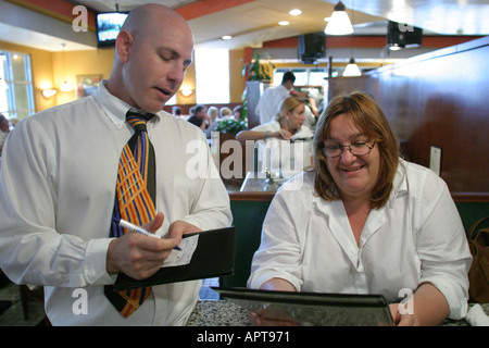 Miami Florida, Coral Gables, Gables Diner, Kellner Kellner Server Angestellte Angestellte Angestellte Arbeiter Arbeit Jobs Personal, Kundendienst, Bestellung, Stockfoto