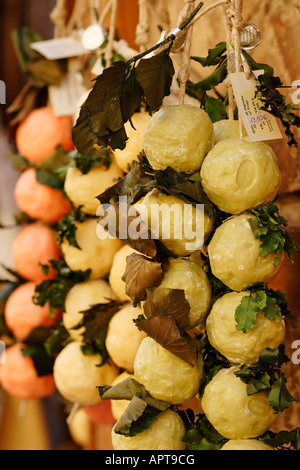 Zitrone und Orange geformte Seife auf Display, Toskana, Italien Stockfoto