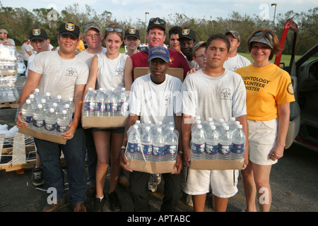 Vero Beach Florida, Teenager Teenager Teenager Teenager Studenten junge Studenten, Freiwillige Freiwillige Freiwillige helfen Arbeit Hand, bieten kostenlose bo Stockfoto