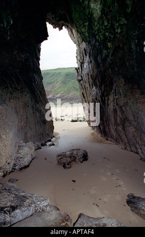 Höhlen im Skrinkle Haven in der Nähe von Tenby bei Ebbe Stockfoto