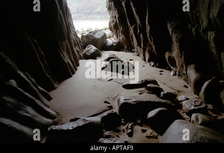 Höhlen im Skrinkle Haven in der Nähe von Tenby bei Ebbe Stockfoto