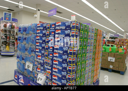 Florida, Miami Kmart, Display-Verkauf alkoholfreie Getränke Pepsi Cola alkoholfreie Getränke, 12-Pack-Packs Förderung der Förderung Stockfoto