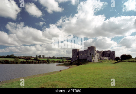 Carew Castle und Gezeiten-Mühle in Pembrokeshire Wales Stockfoto