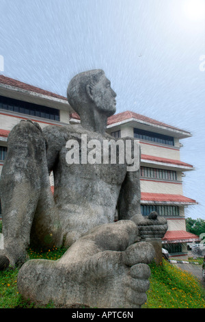 Skulptur eines Mannes sitzen oder aufstehen am Technopark Campus. Konzept schläft"Riesen Aufwachen bis zu seinem immensen Potenzial". Stockfoto