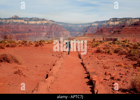 WEIBLICHE WANDERER ZU FUß SOUTH KAIBAB TRAIL IN GRAND CANYON NATIONAL PARK, ARIZONA USA Stockfoto