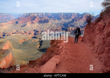 WEIBLICHE WANDERER ZU FUß SOUTH KAIBAB TRAIL IN GRAND CANYON NATIONAL PARK, ARIZONA USA Stockfoto