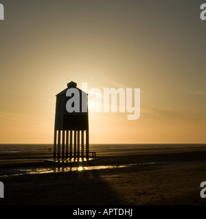 Ein paar stehen am Meer bei Sonnenuntergang in der Nähe der Low-Light am Burnham auf Meer, Somerset Stockfoto