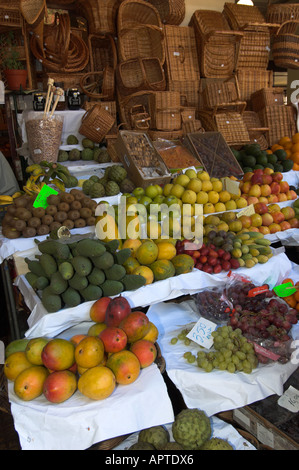 Obst-stand auf dem Mercado Dos Lavradores, Funchal, Madeira, Portugal Stockfoto